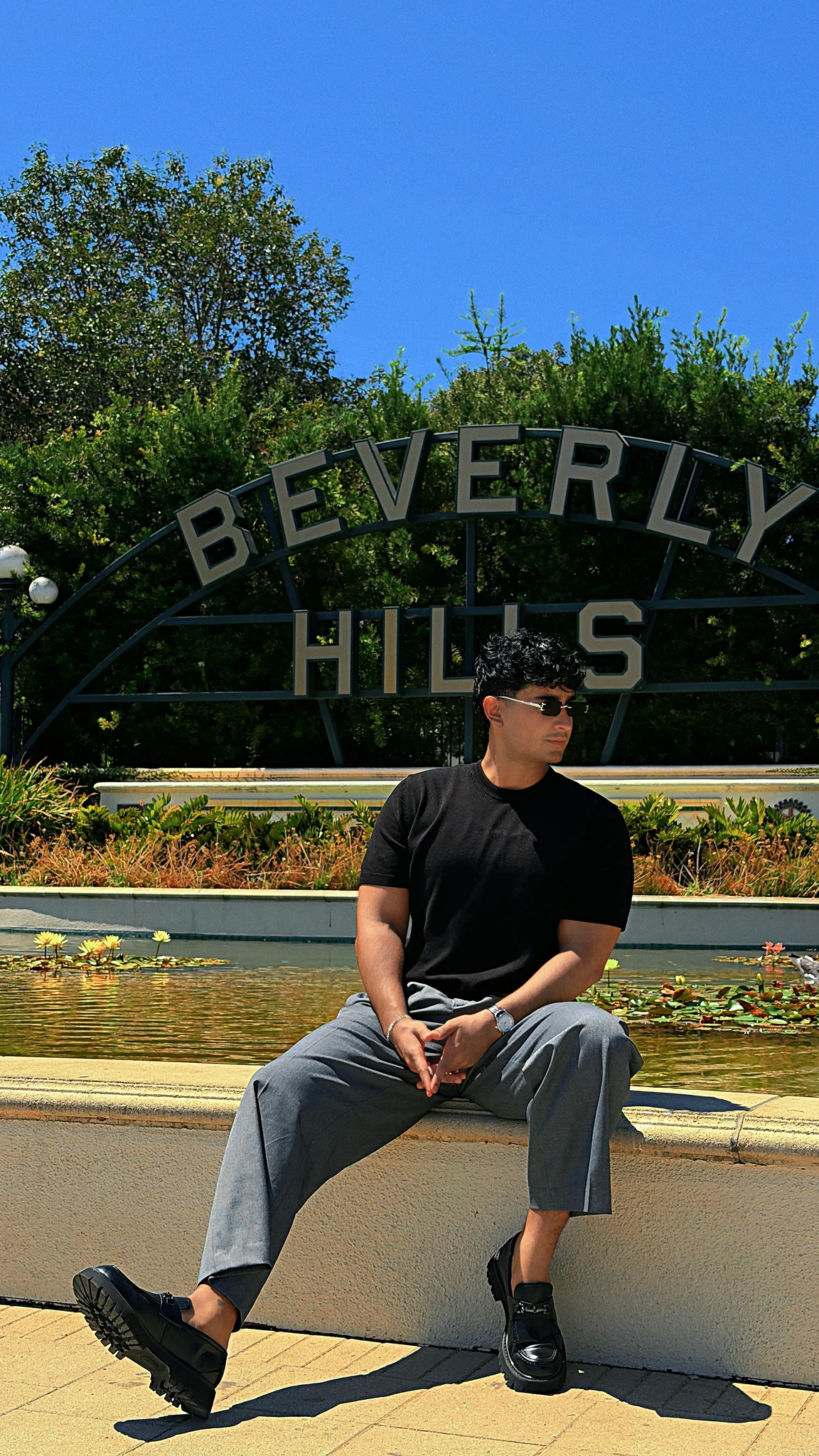 Luis Lual frente al letrero de Beverly Hills
