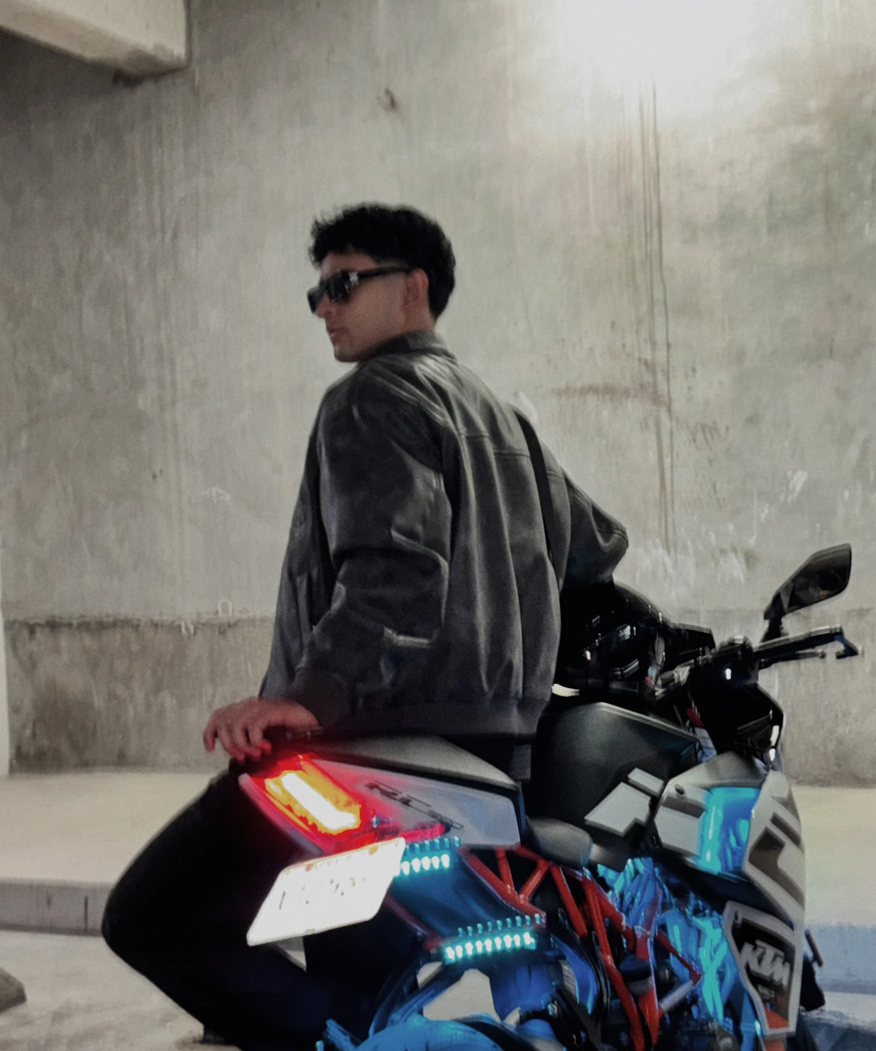 Luis Lual, con chaqueta negra, junto a su motocicleta